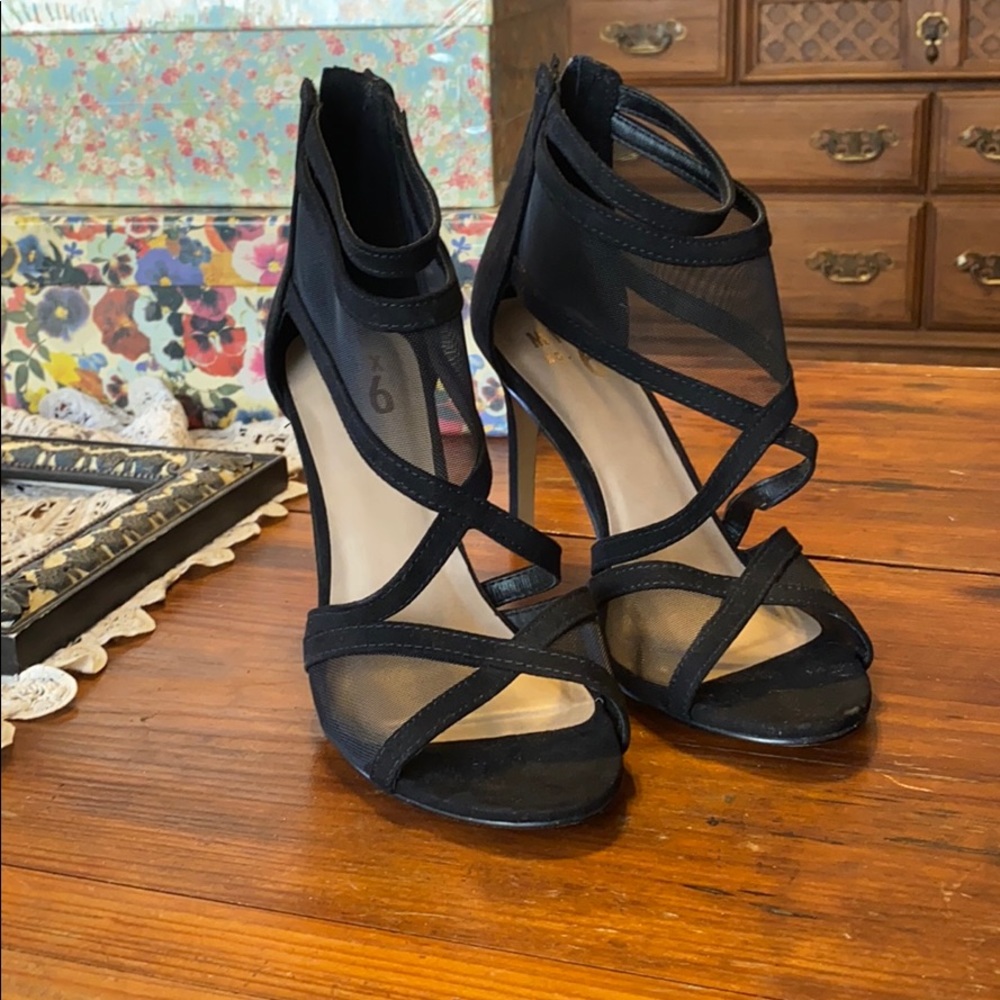 NWOT!! Black strapy heels 🖤